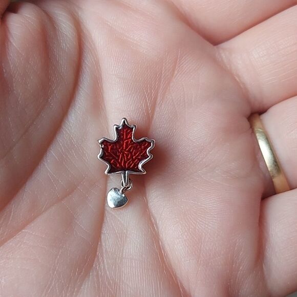 925 Sterling Silver Maple Leaf Canada Charm - Picture 2 of 5